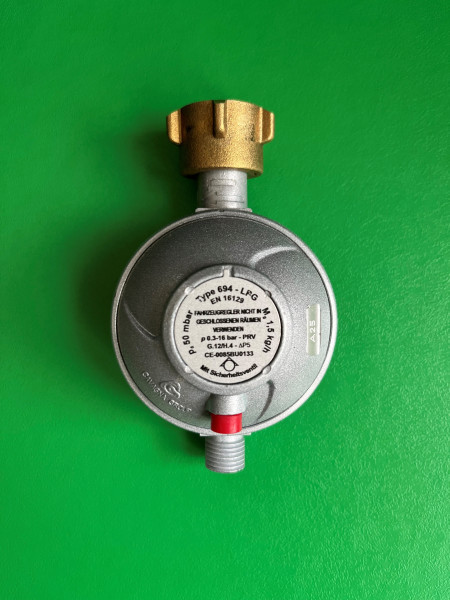 Druckregler Druckminderer 50 mbar mit Abblasventil Wohnwagen